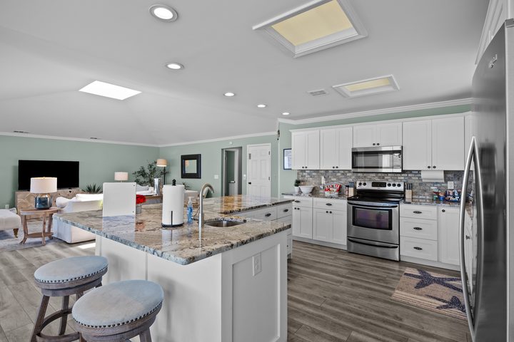 Full kitchen with island seating